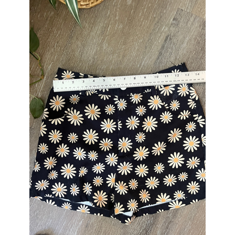 Women's Unbranded High Waist Daisy Print Shorts Black White Size 28 - Picture 3 of 5